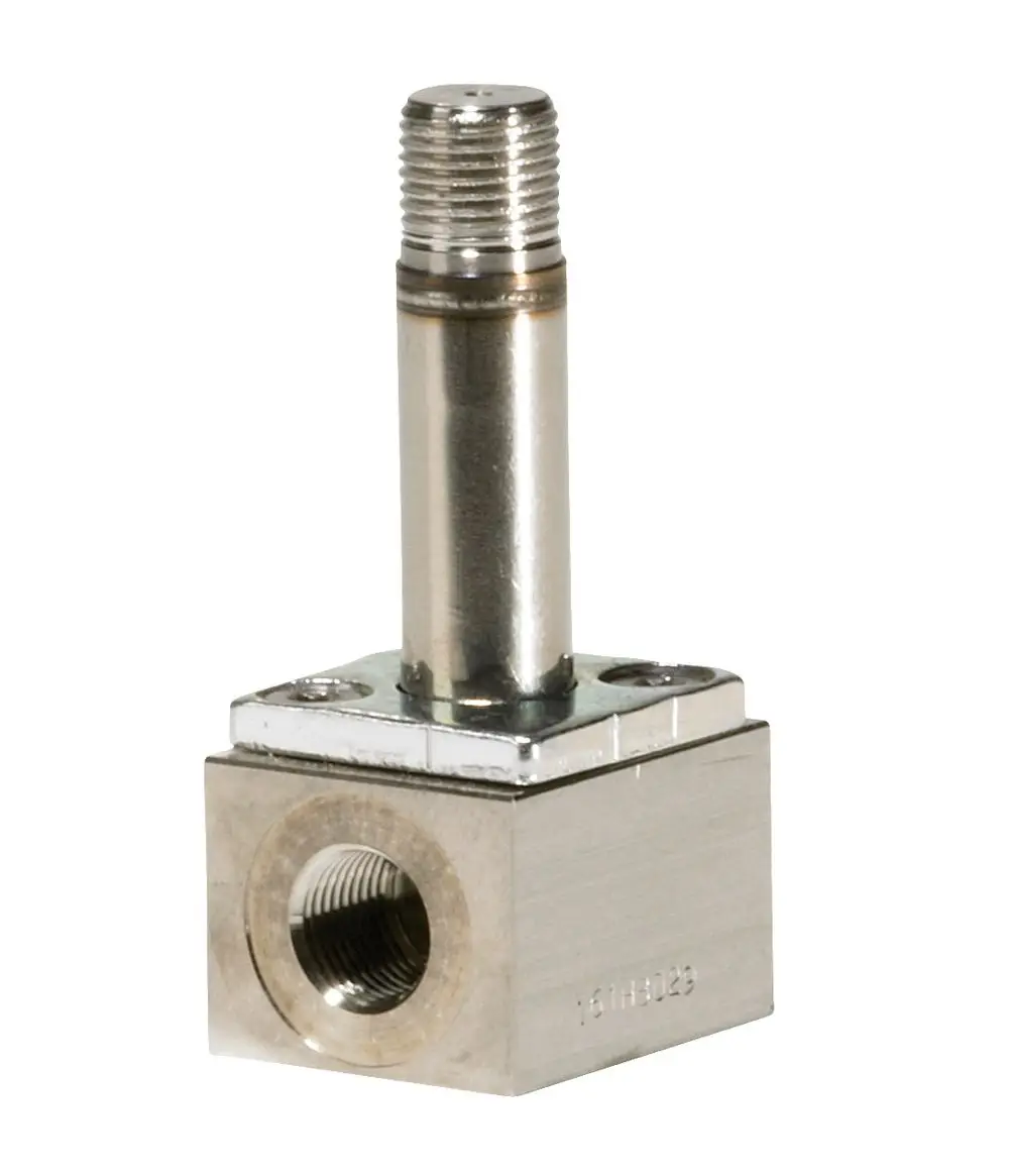 Danfoss Magnetventil mit einem vertikalen Metallgehäuse, mit einem langen Anschluss und einer quadratischen Basis, ausgestattet mit mehreren Befestigungslöchern.